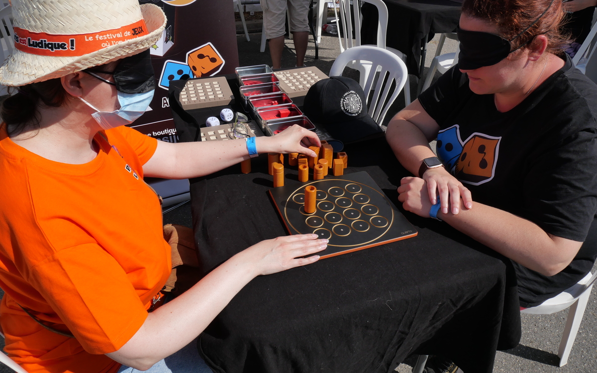 Deux personnes jouant à Quarto les yeux bandés.