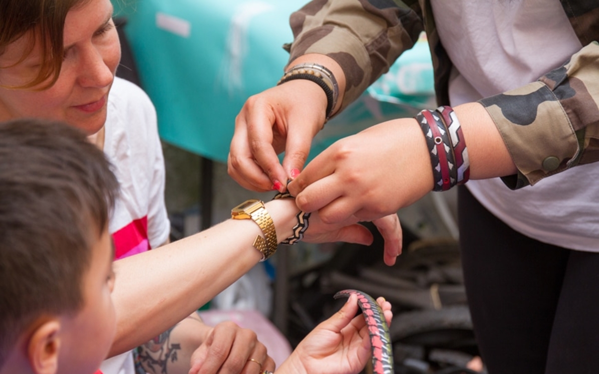 Un atelier pour apprendre à fabriquer des bracelets à partir de vieux pneus de vélos 