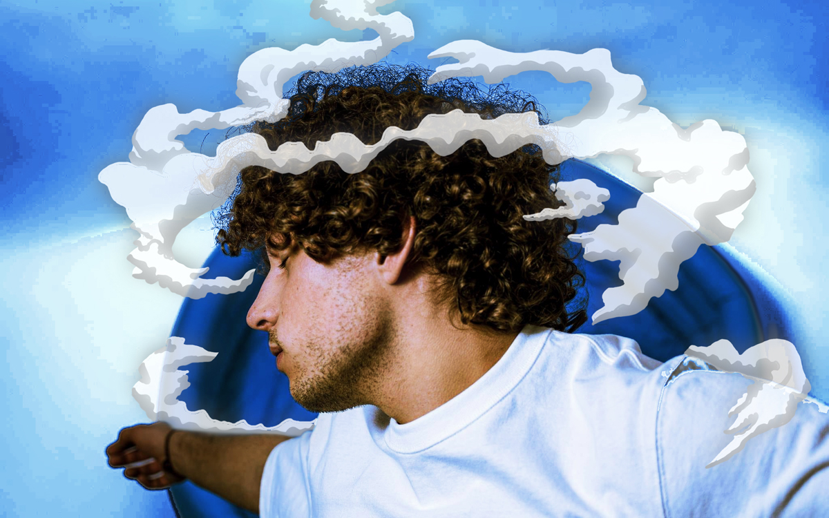 Photo du rappeur SAT1N, modifiée, sur fond de nuages