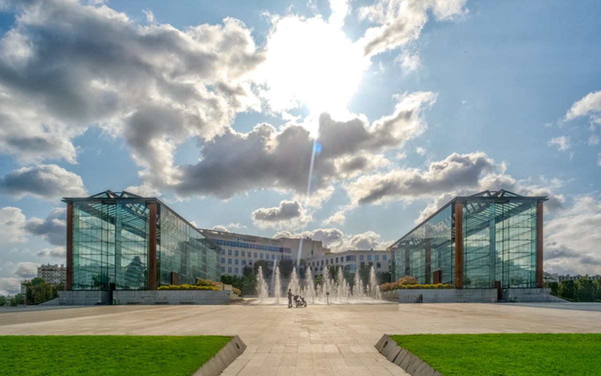 vue panoramique sur les deux grandes serres depuis la pelouse centrale
