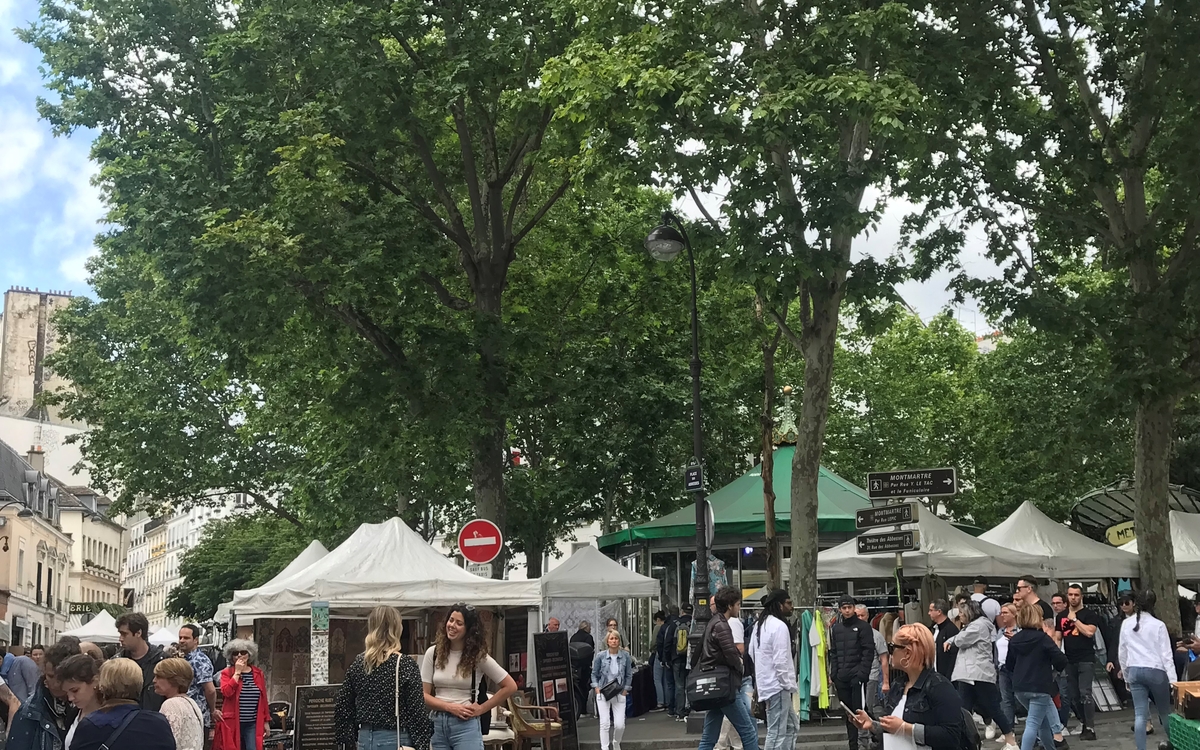 GRANDE BROCANTE PROFESSIONNELLE - Place et rue des Abbesses (18e)