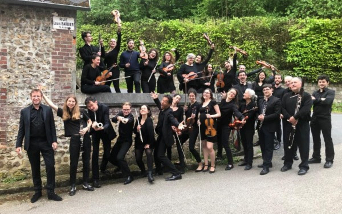 Ensemble de musiciens en extérieur