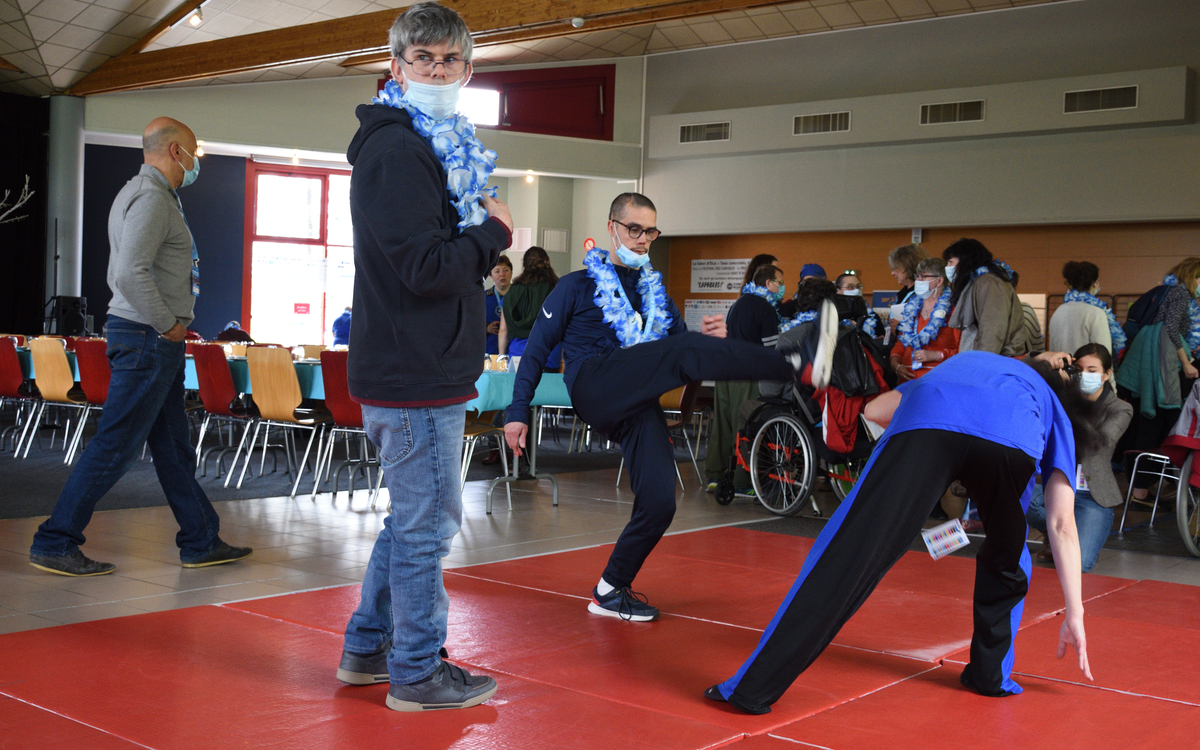 photo représentant plusieurs personnes faisant de la capoeira, esquive et coups de pied