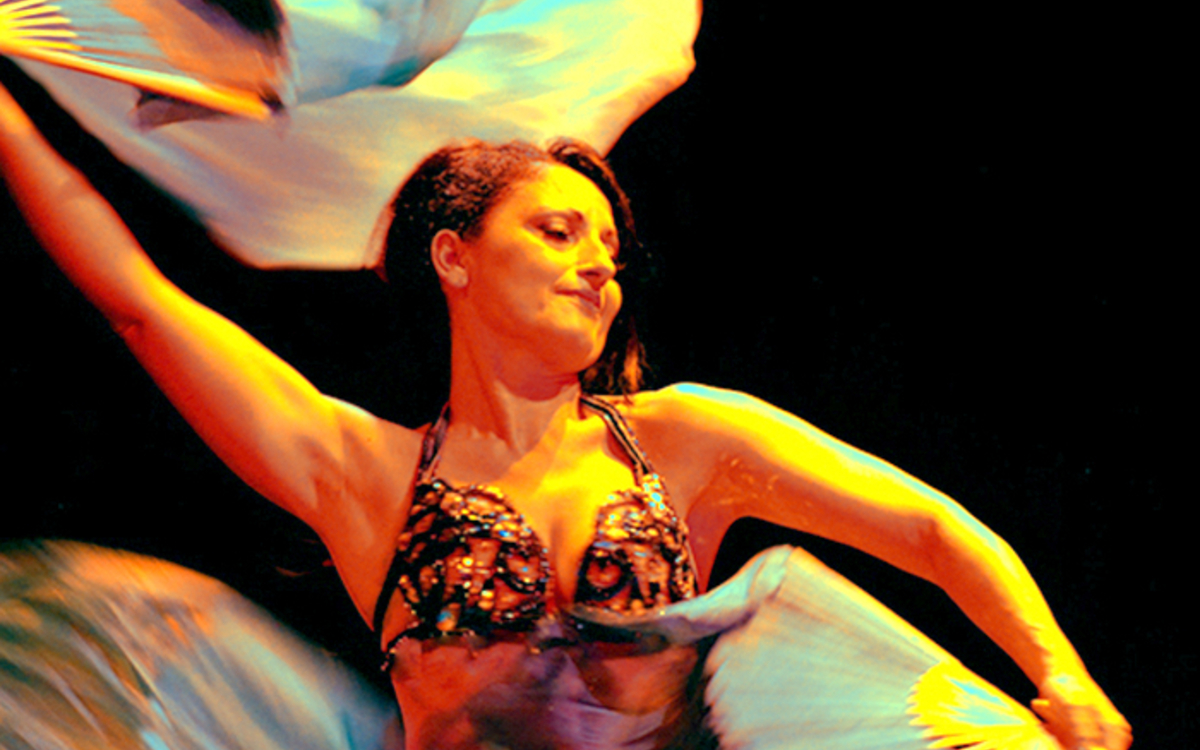 Danseuse avec un foulard oriental
