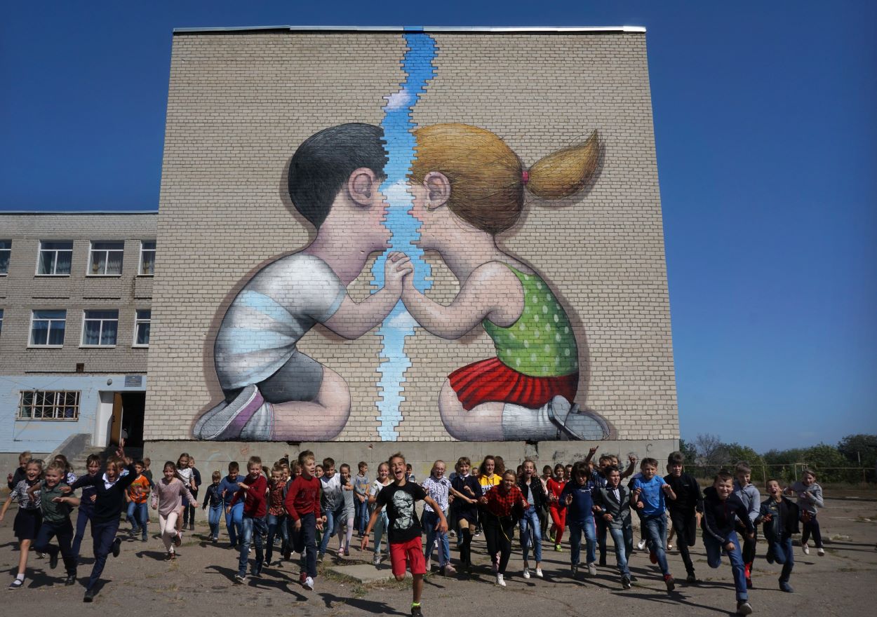 Au cours de son séjour en Ukraine, en 2019, Seth réalise une fresque monumentale, son interprétation de la situation que vivent les enfants de Popasna.