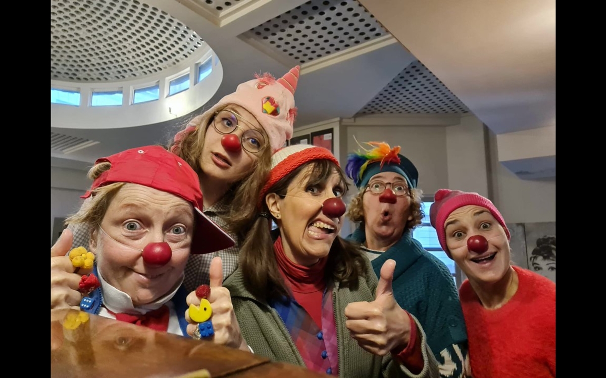  Les Escalaclownettes, ce sont six femmes de tous âges qui font des lâchers de clownettes : dans un lieu en extérieur, elles vivent leur vie de clownettes au contact du public ! https://youtu.be/rbbJ6WfFo4Q