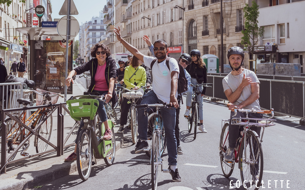 Groupe de cyclistes en balade dans Paris.