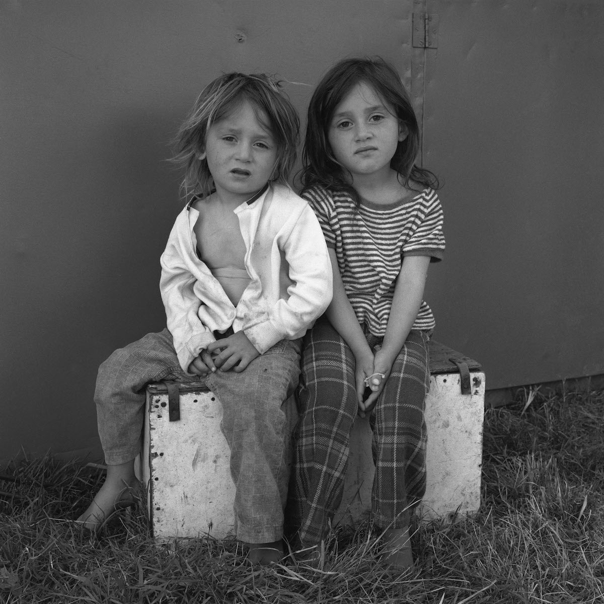 CLAUDE BATHO_ Les deux petites filles_juillet 1975