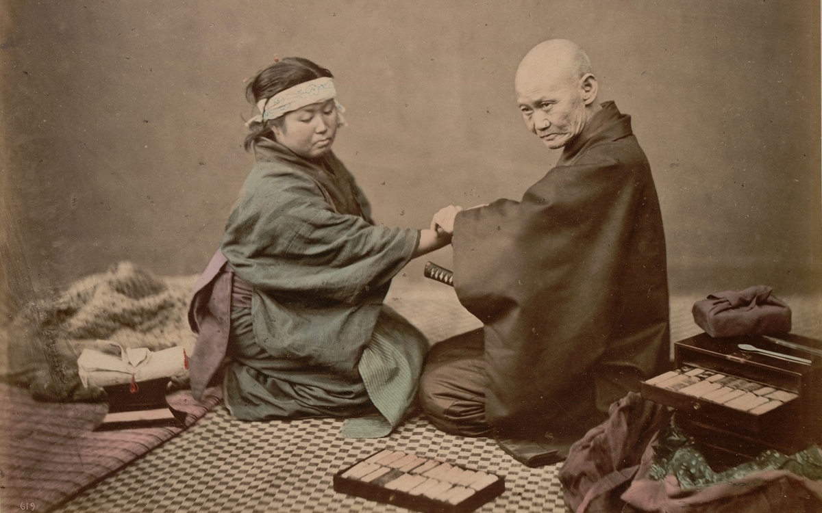 Felice Beato (1825-1904), Médecin prenant le pouls de son patient, Photographie, Album “Views and Costumes of Japan”, édité à Yokohama, vers 1868