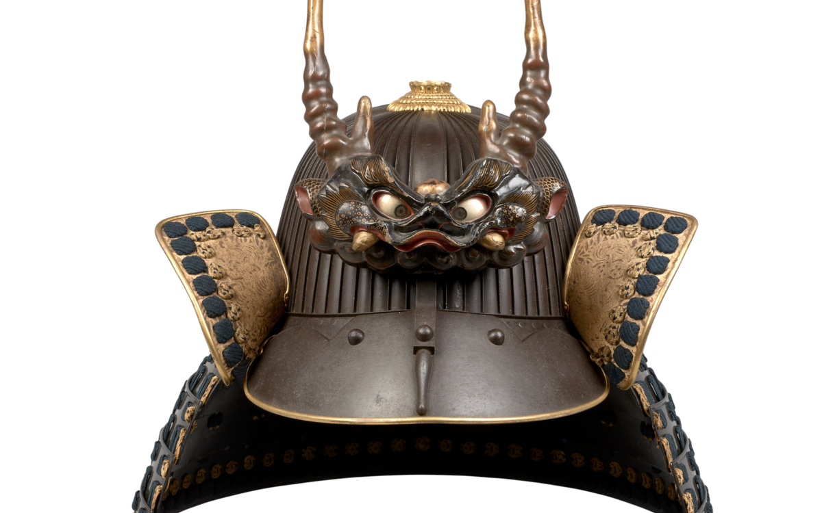 SUJI-BACHI KABUTO XIXe siècle Fer, laque, soie, bois, métal Casque à 62 lamelles en fer naturel orné d’un maedate spectaculaire représentant un oni (démon japonais)