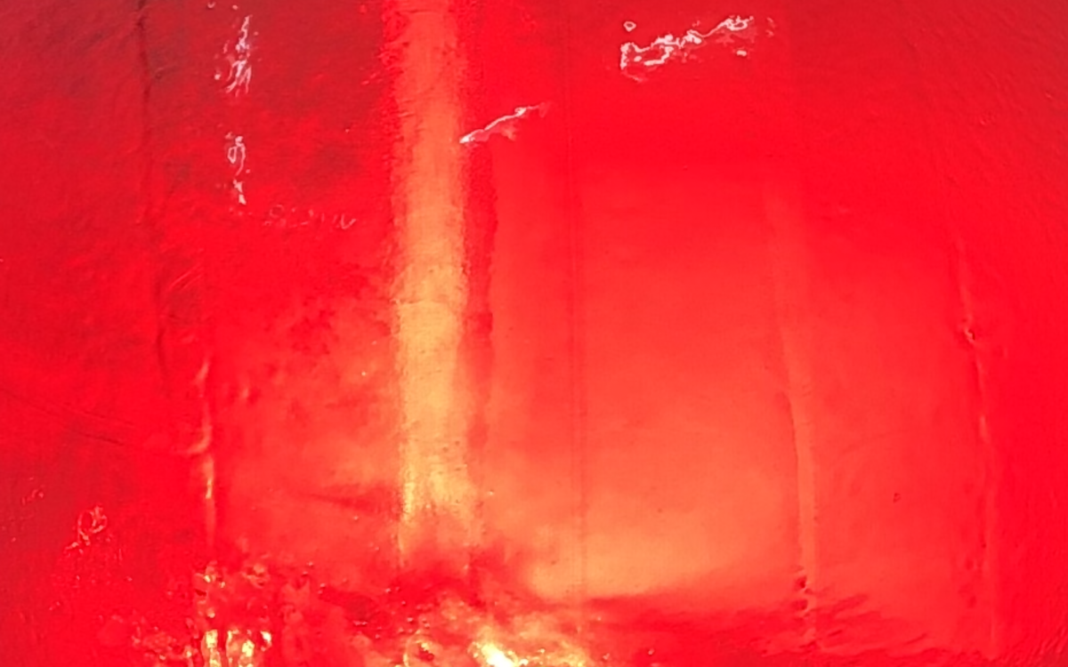 Fumée dans un eclair rouge vif