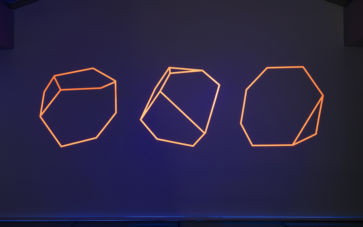 Une œuvre luminescente de Vera Molnar sous la verrière de Transfo