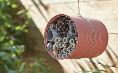 Pour participer à la biodiversité de notre quartier, venez réaliser un petit hôtel à insectes.