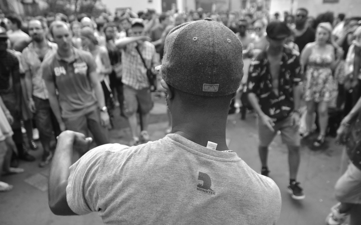 Hip Hop Block Party impasse saint sébastien 75011 des gens dansent dans la rue