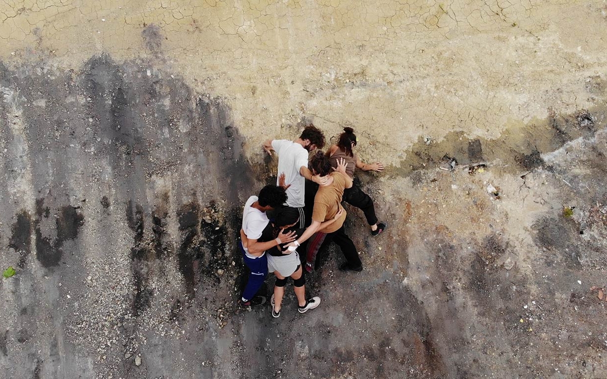 Déambulation acrobatique de La Horde dans les Pavés