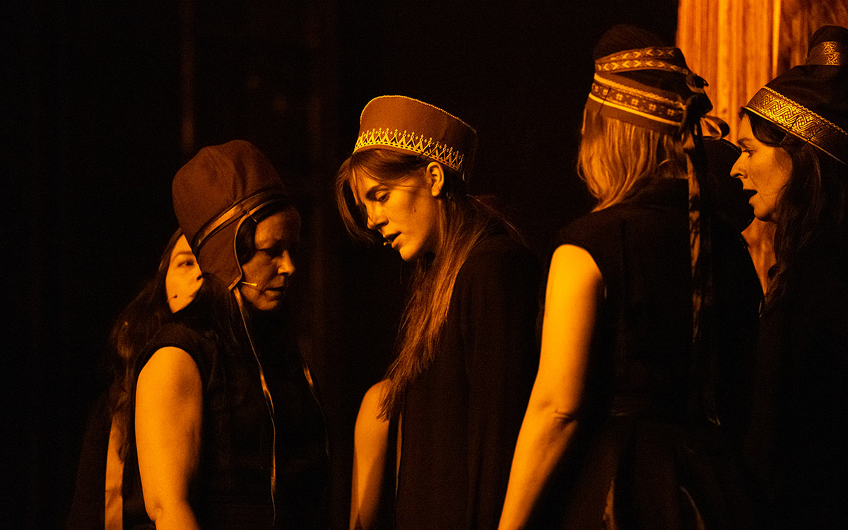 Vastadus Eana / The Answer is Land de la chorégraphe Norvégienne Elle Sofe Sara