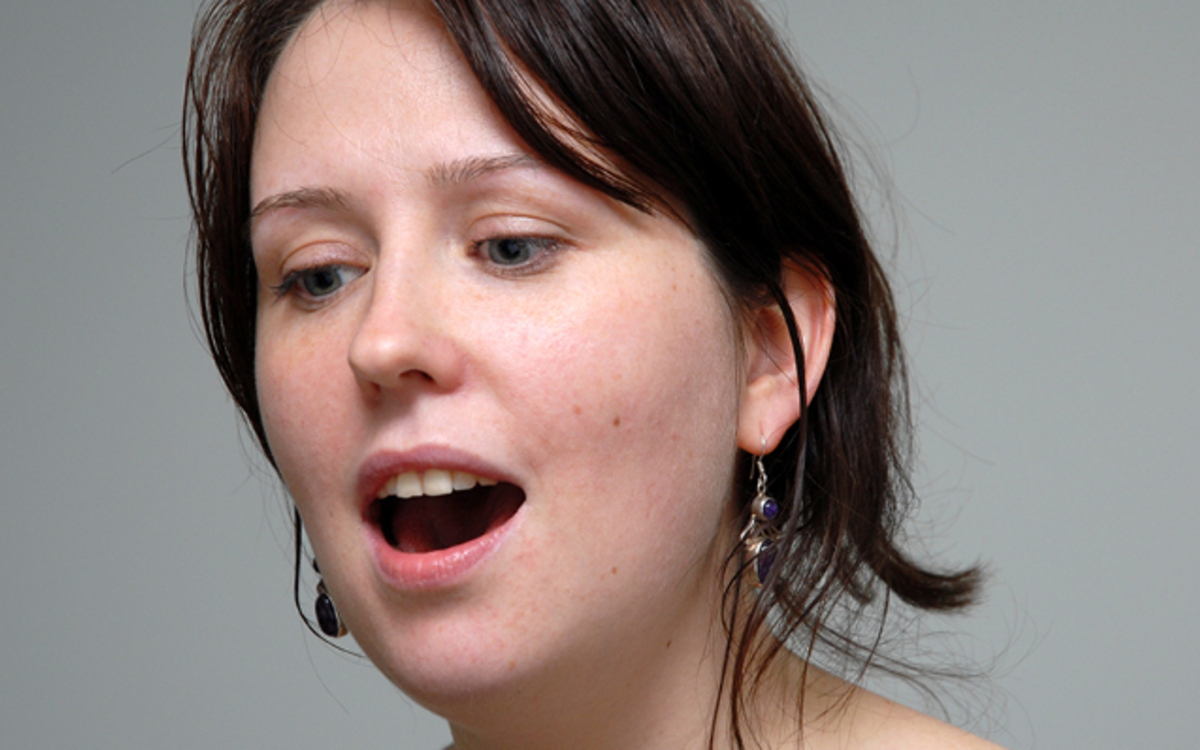 chanteuse bouche ouverte