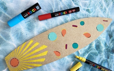 participez à des ateliers de customisation de mini planches de surf en bois et à une fresque participative avec POSCA. 