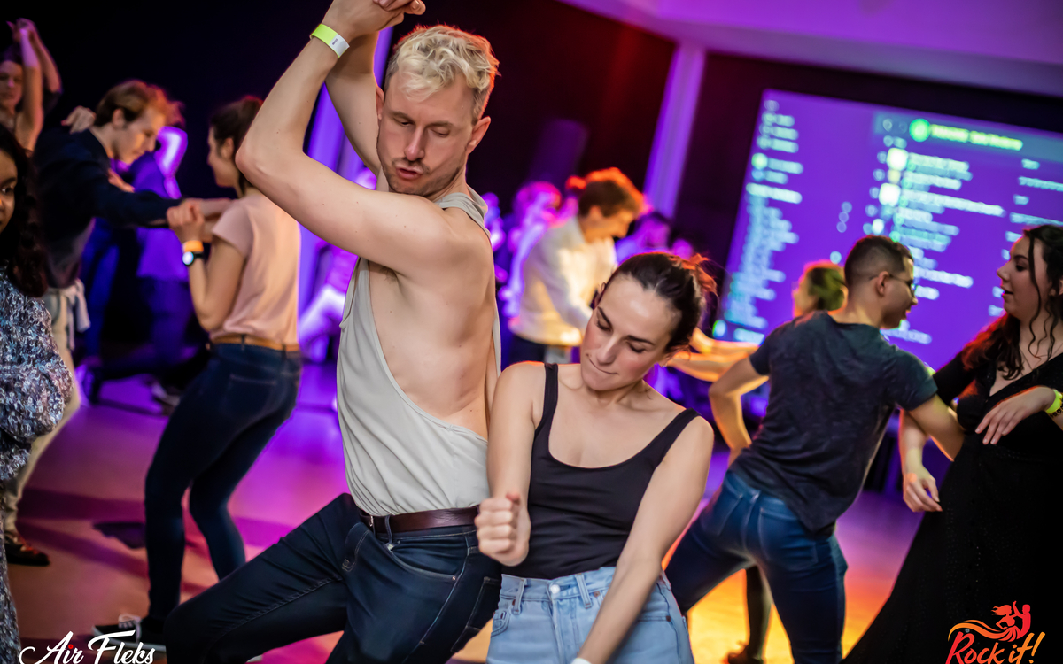 Qu'importe ton niveau, viens découvrir ou redécouvrir ce genre musical populaire sur des notes de blues, jazz, boogie woogie et encore bien d'autres !  