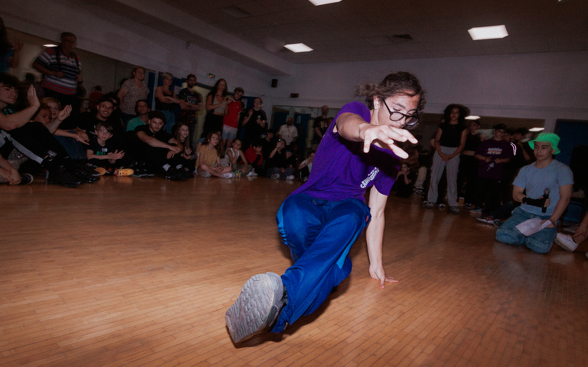 photo d'un jeune de Breakin'13 en train de danser devant une foule pendant un battle de Breakdance