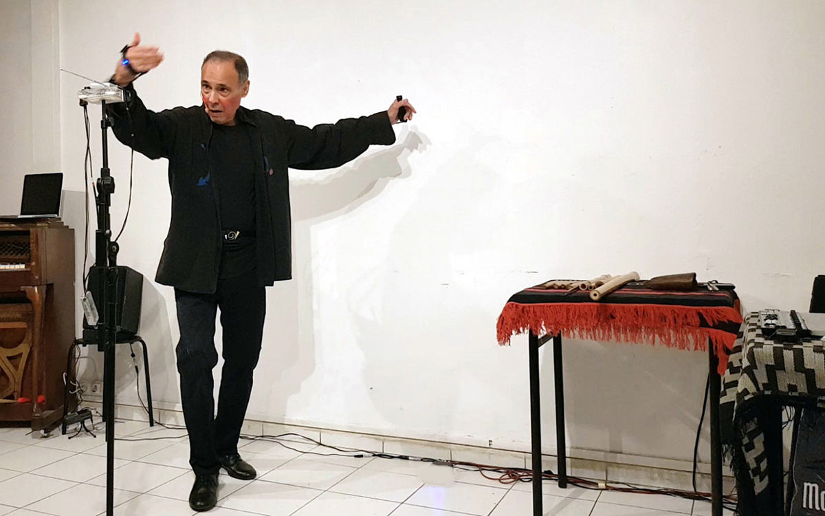 Roberto Robao sur scène, en pleine performance électroacoustique