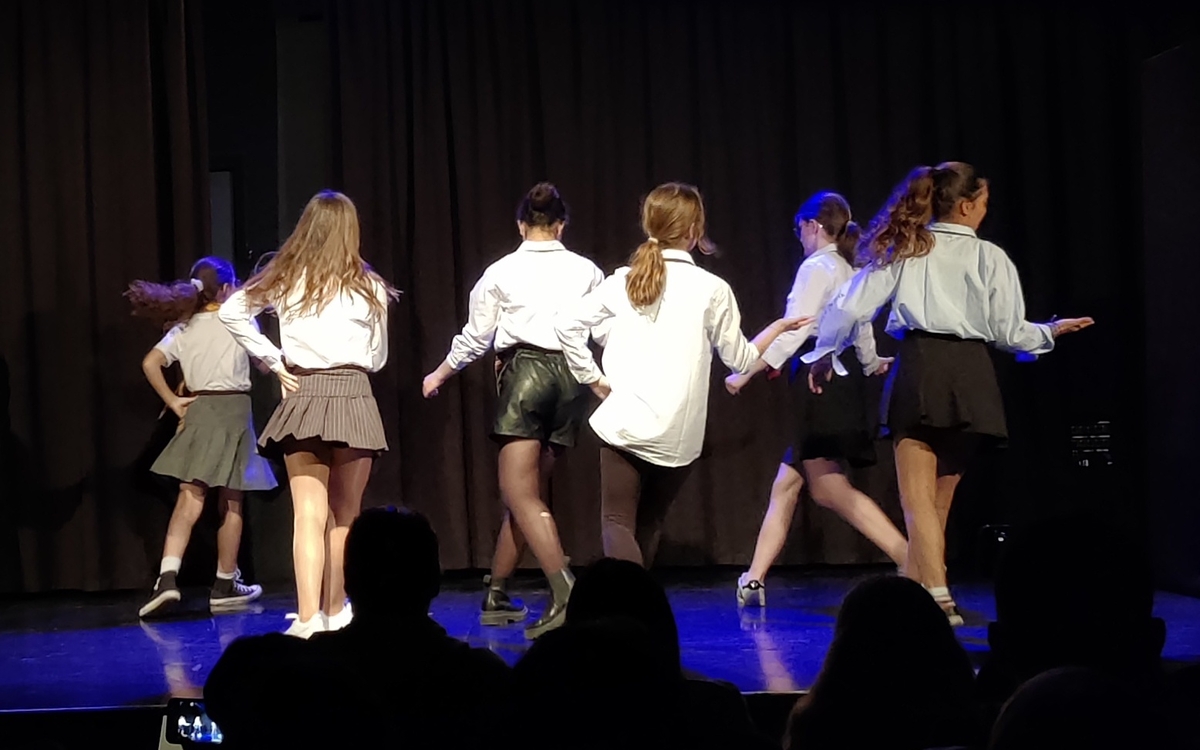 Adolescents dansant sur une scène