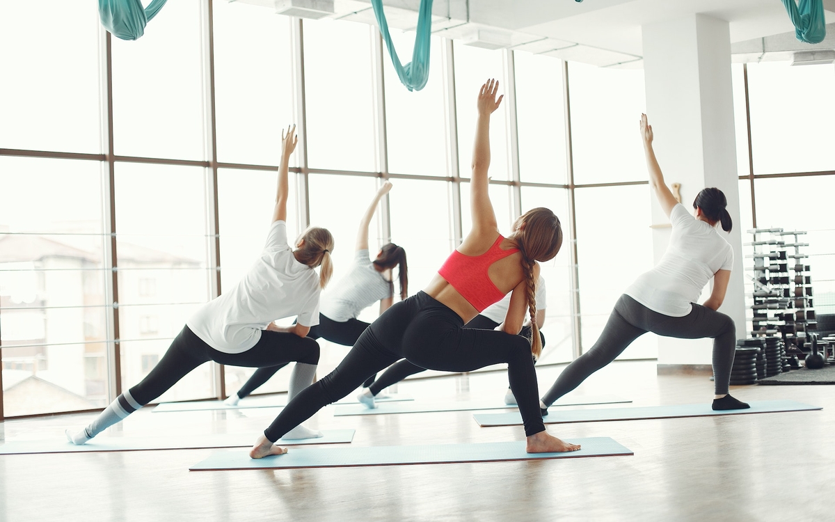 Femmes faisant du pilates