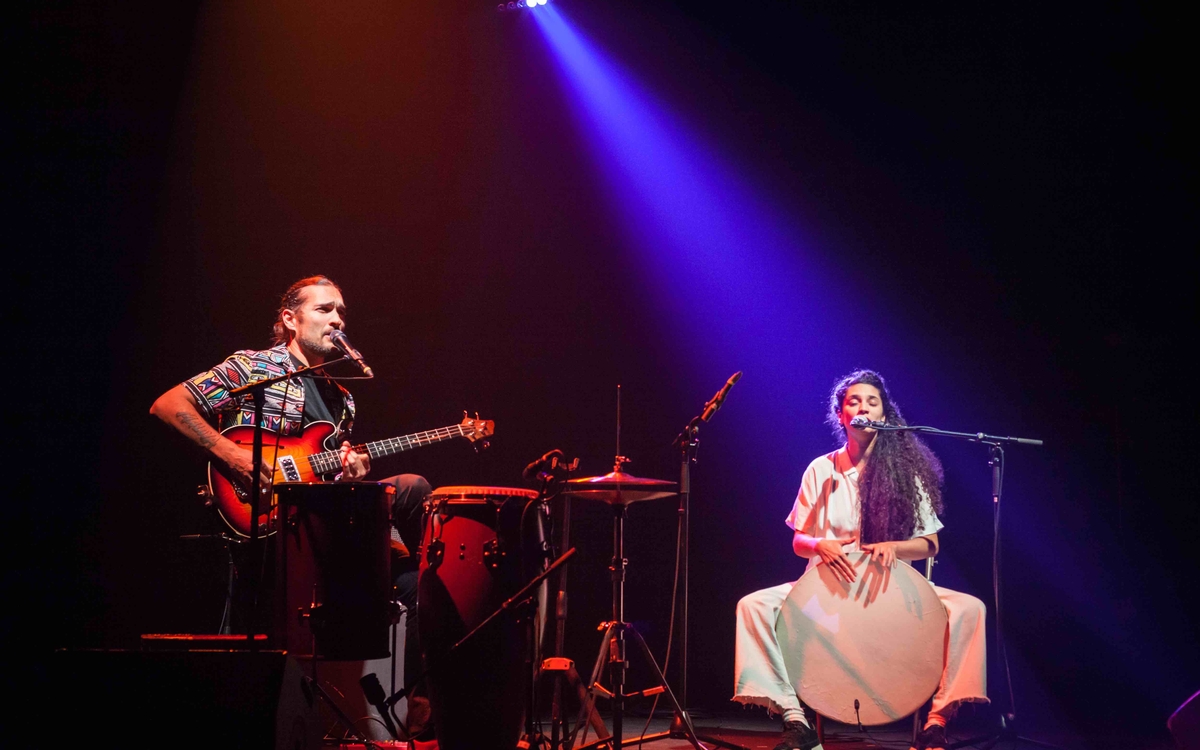 2 musiciens avec guitare et percussions. 