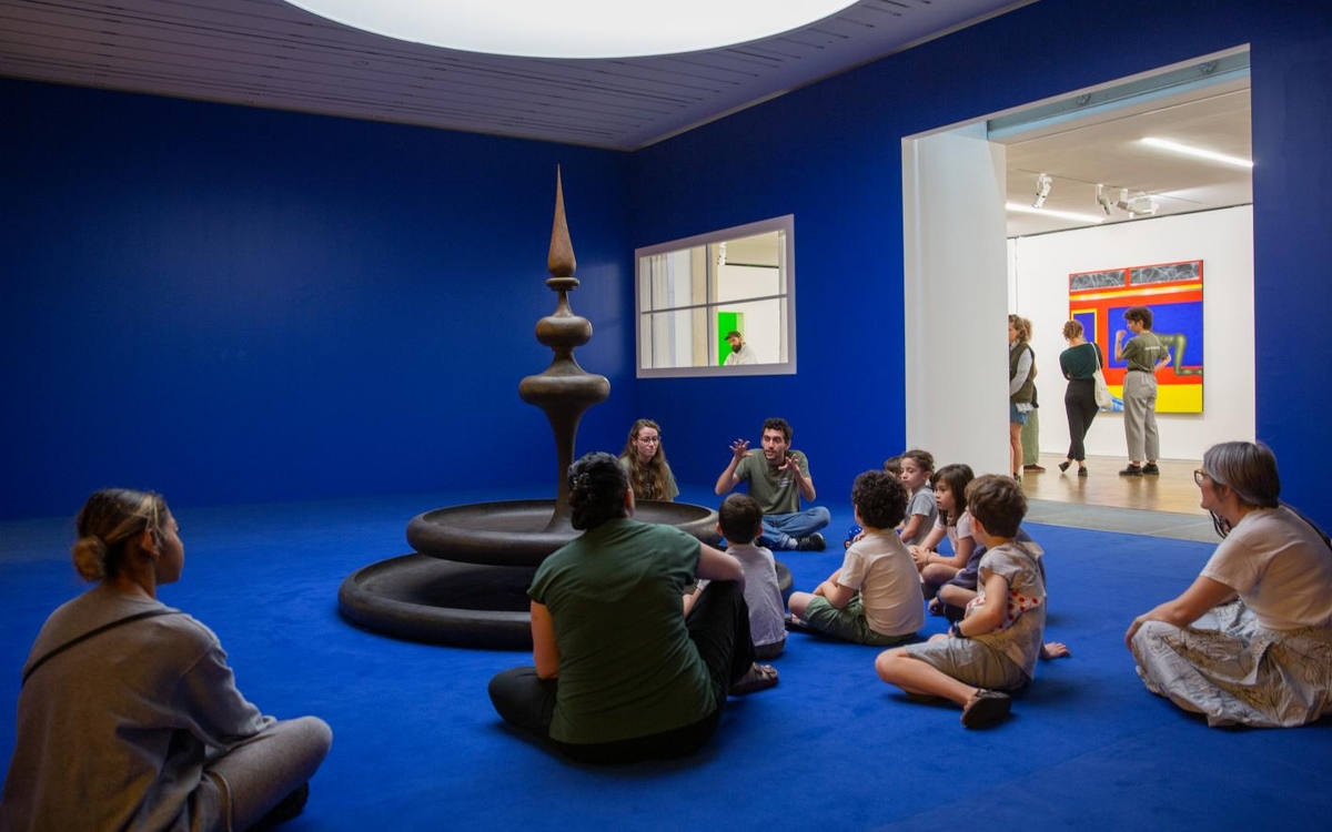 des médiateurs réalisant une visite au cours d'un atelier pour enfants