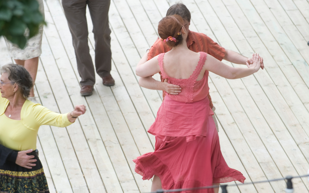 Danseurs à Paris plages, au bassin de la Villette.