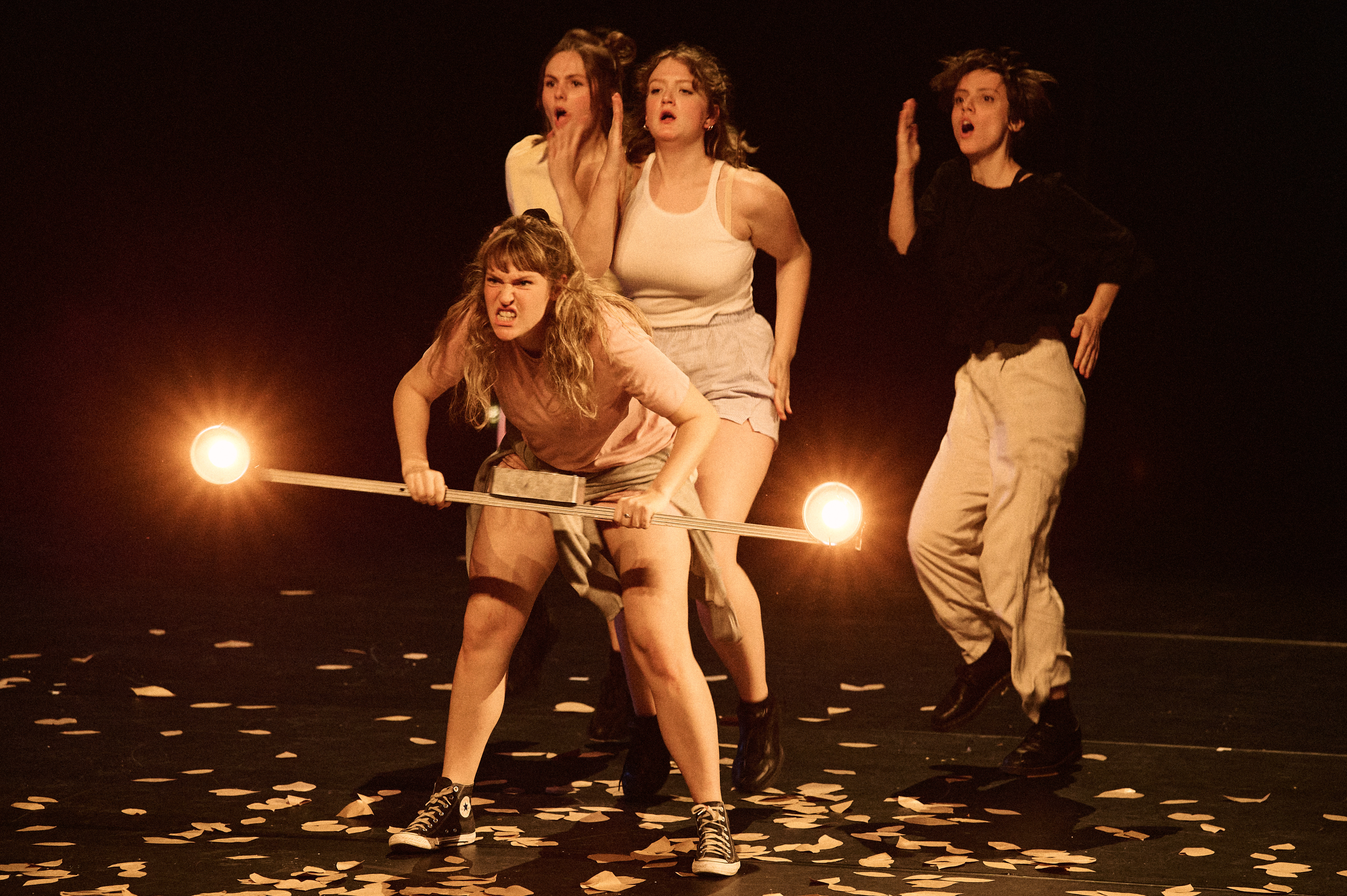 Femme dans la forêt - Théâtre Les Déchargeurs