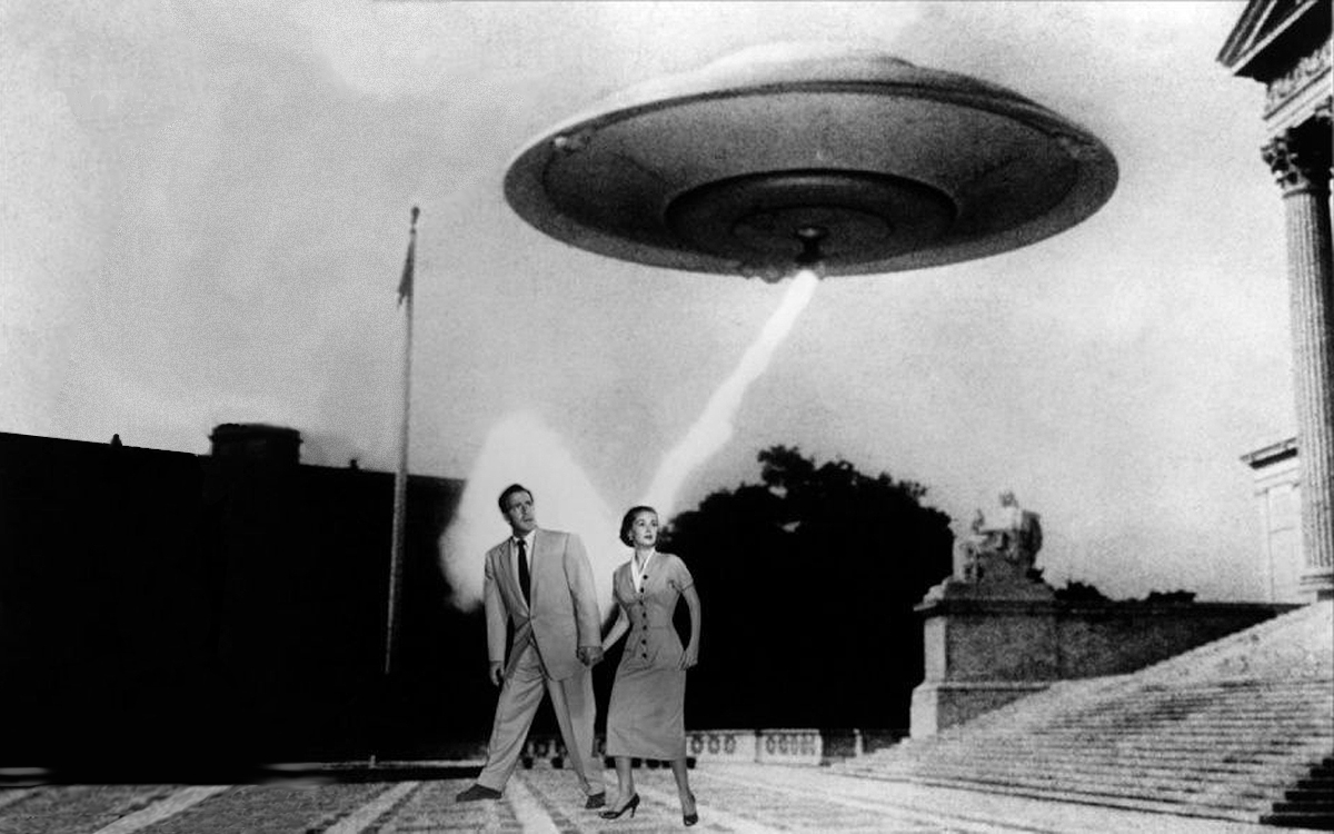 image du film "Les soucoupes volantes attaquent" de Fred F. Sears, 1956, représentant une soucoupe volante envoyant un rayon sur un couple d'humains