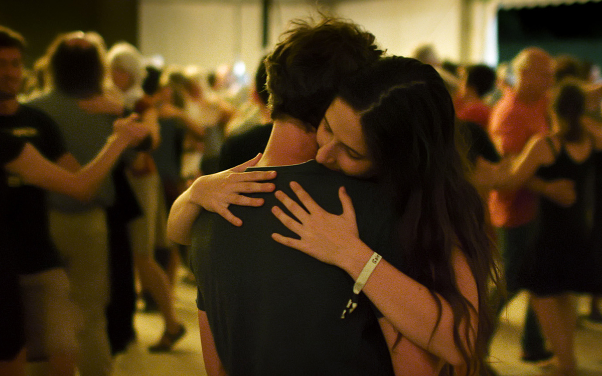 Photo du film "Le Grand Bal" réalisé par Laetitia Carton, représentant un couple enlacé en train de danser
