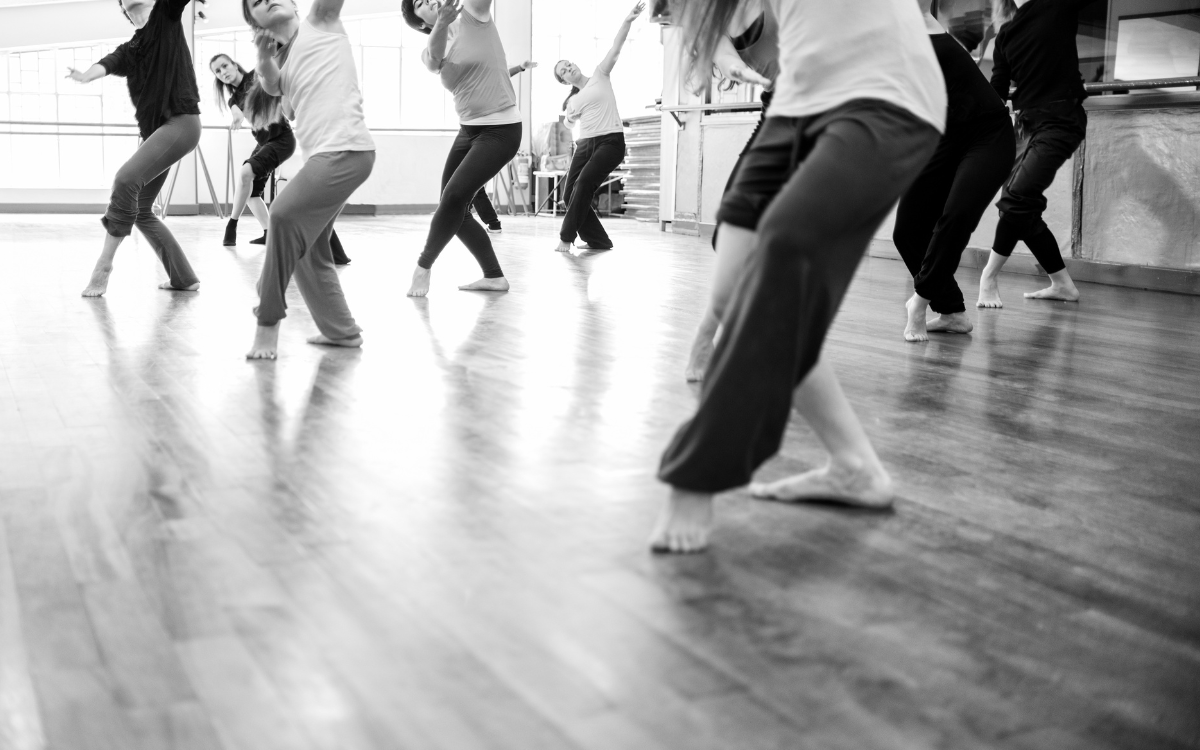 groupe de femmes exécutant un pas de danse bras levers 