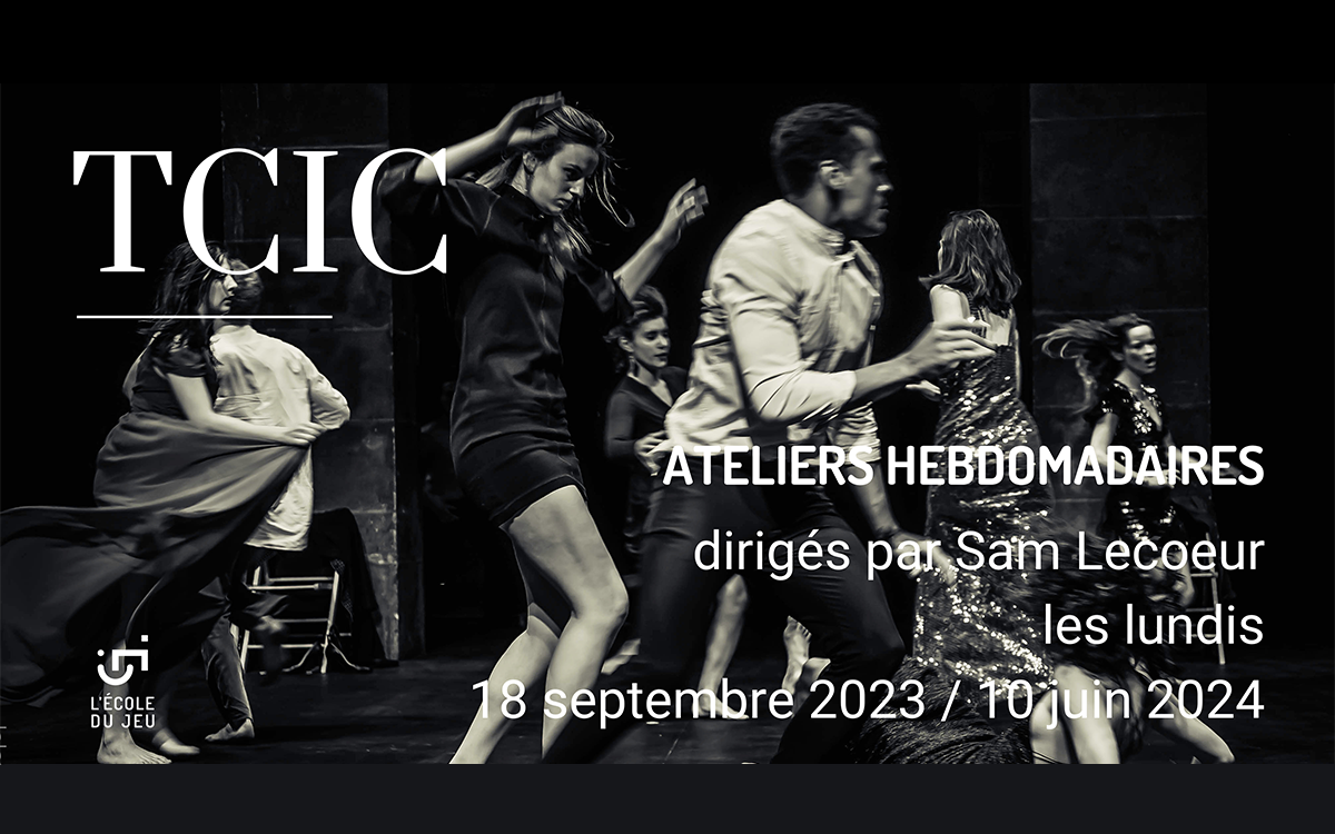 élèves entrain de pratiquer la TCIC sur scène 