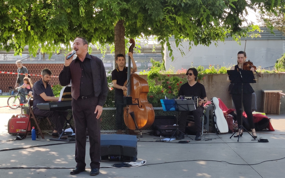 Concert de tango l'été, gratuit, devant un parc, dans le 18ème arrondissement de Paris