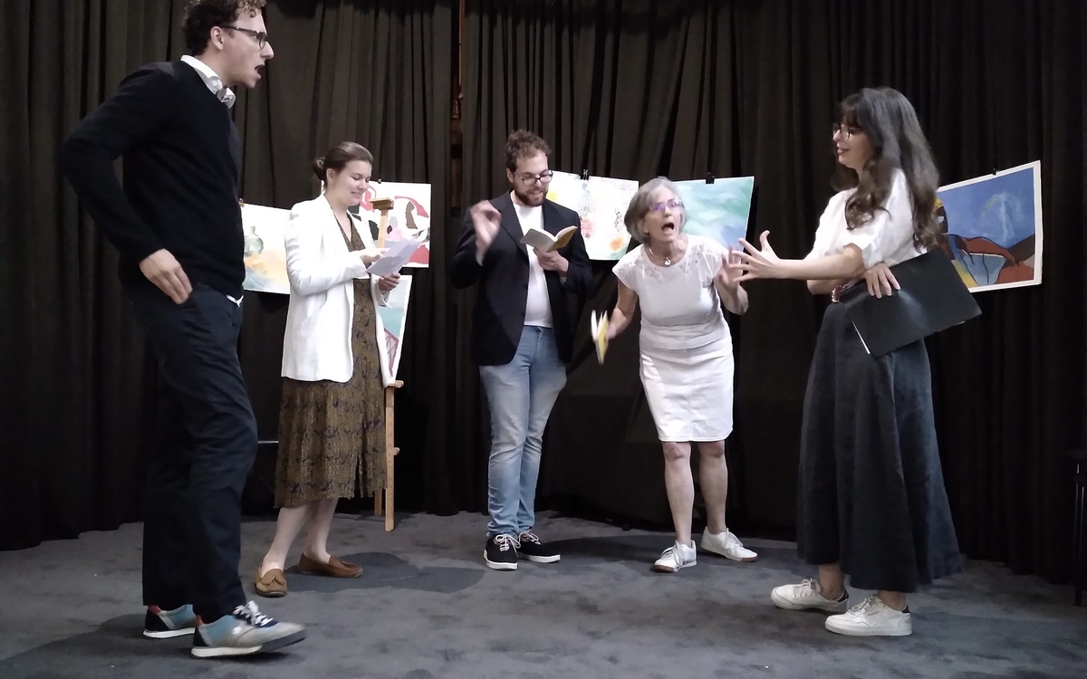 Avec la troupe du foyer international des étudiantes , concentration, et amusement lors des répétitions du spectacle de fin de saison!