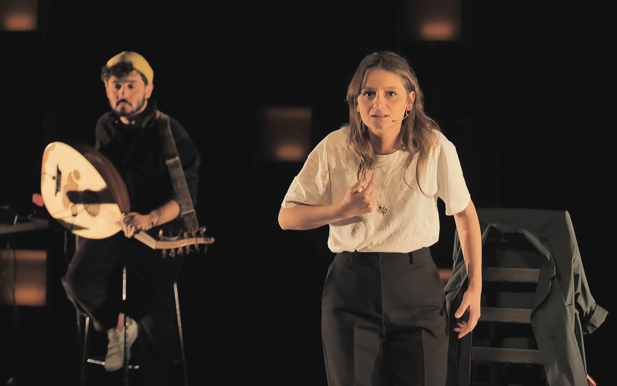 Une histoire subjective du Proche-Orient mais néanmoins valide... s’articule sur trois épisodes portés par une comédienne et un oudiste