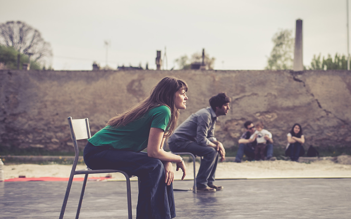 C’est une rencontre : un comédien se fait porte-parole d’une danseuse, jeune femme et citoyenne. Celle-ci laisse circuler les mots autour d’elle et en prend parfois quelques-uns à bras le corps.