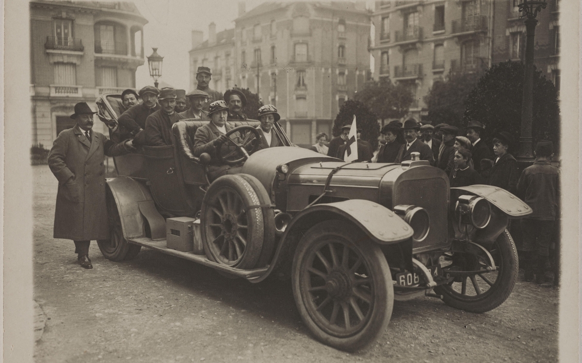 Femmes du Club féminin automobile promenant des soldats blessés, 1915.
