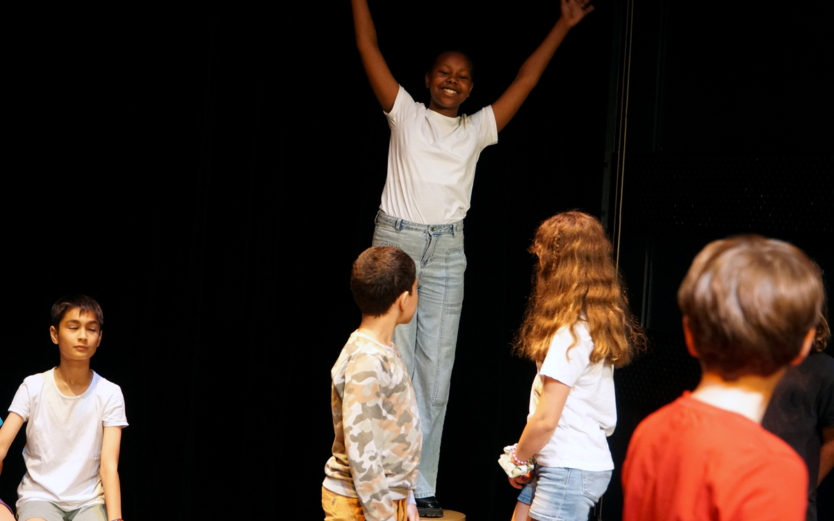 enfants de 9 à 10 ans en jeu sur un plateau de théâtre