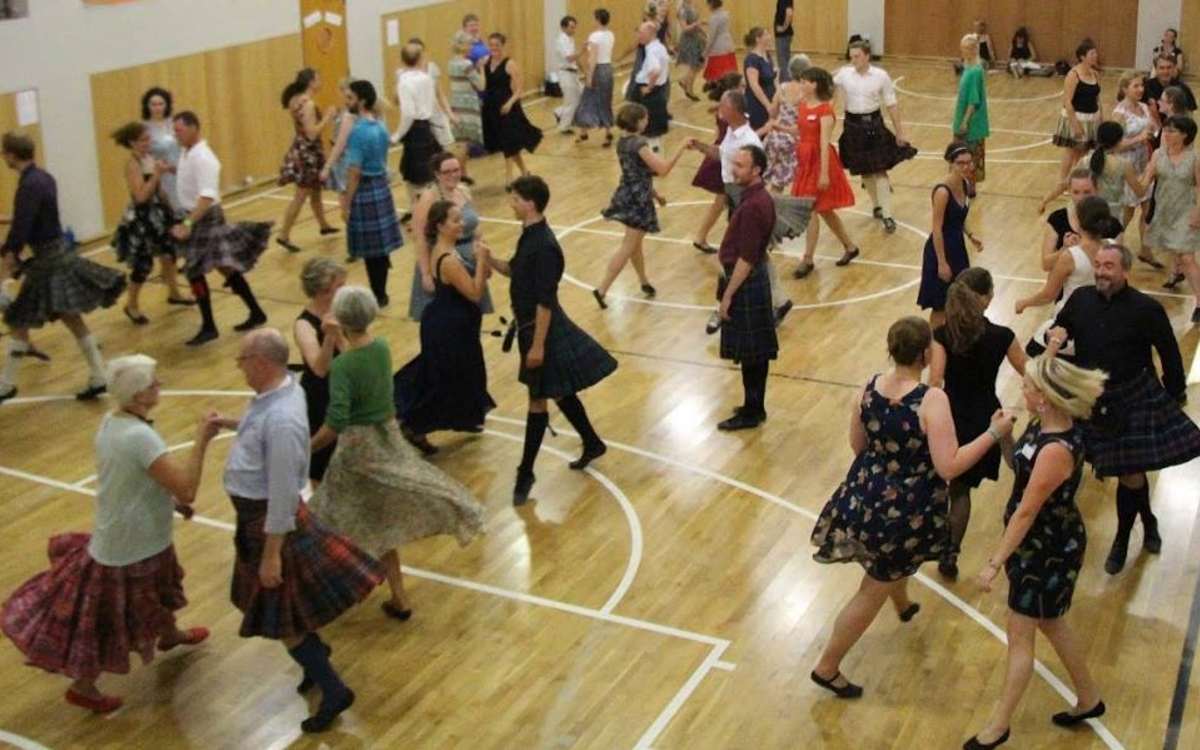 Photo d'un bal de contredanse écossaise