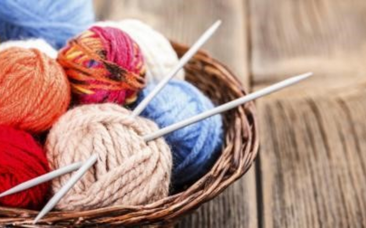 Pelotes d elaine de couleur et aiguilles à tricoter