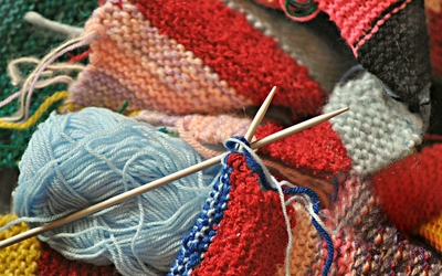 Pelotes de laine colorées et aiguilles à tricoter