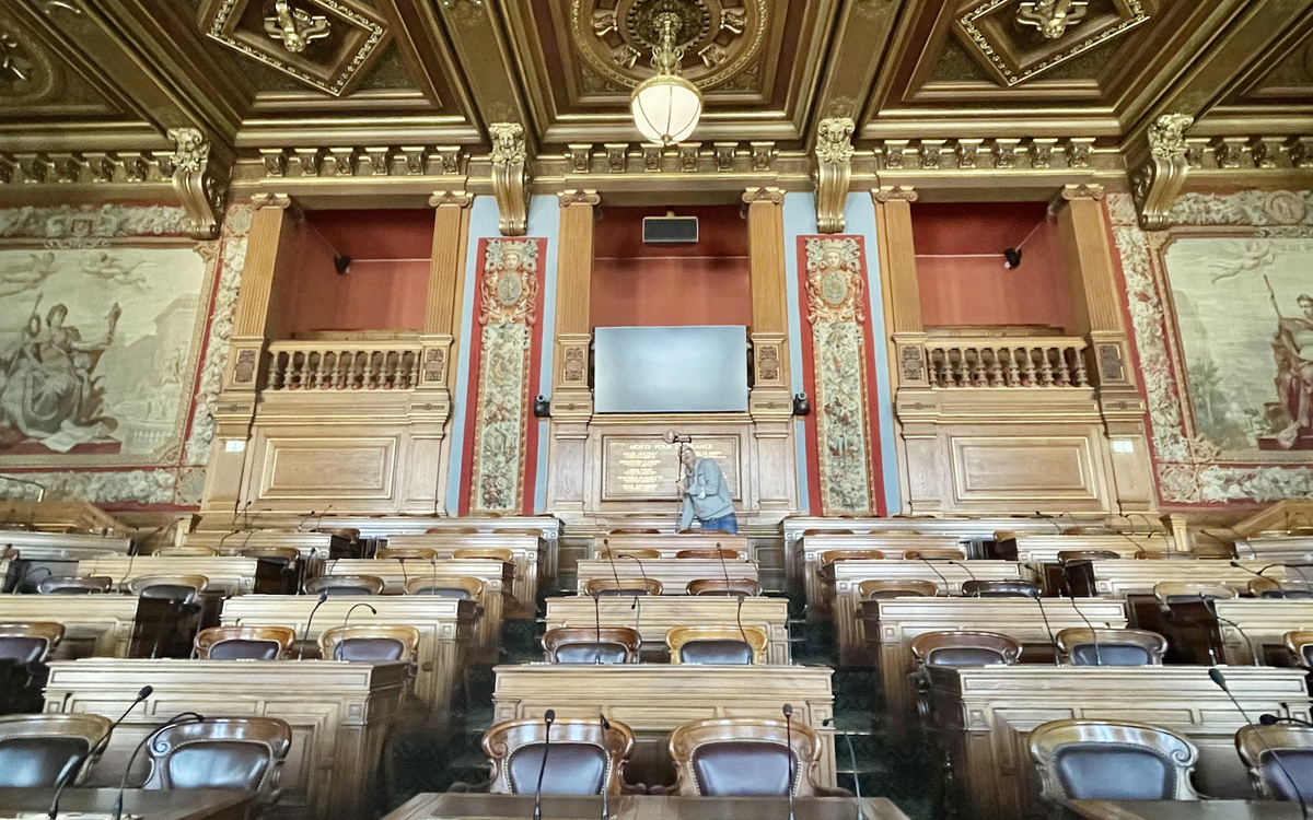 Séance d'enregistrement dans la Salle du Conseil de l'Hôtel de Ville de Paris en vue d'en capter l'acoustique