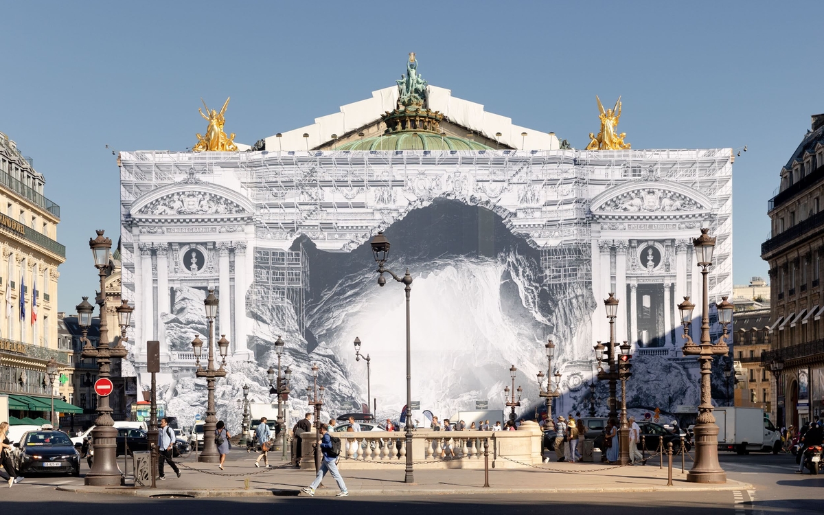 L'artiste JR au Palais Garnier