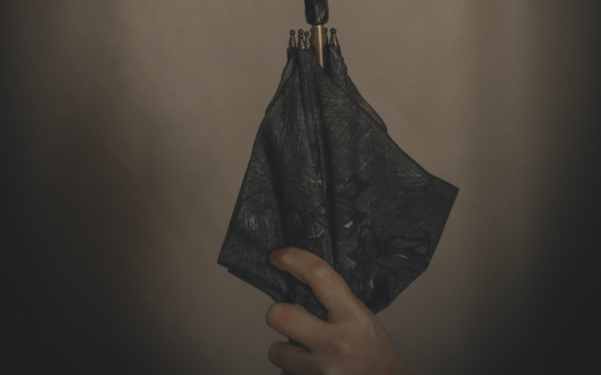 une main tient un parapluie de style vintage