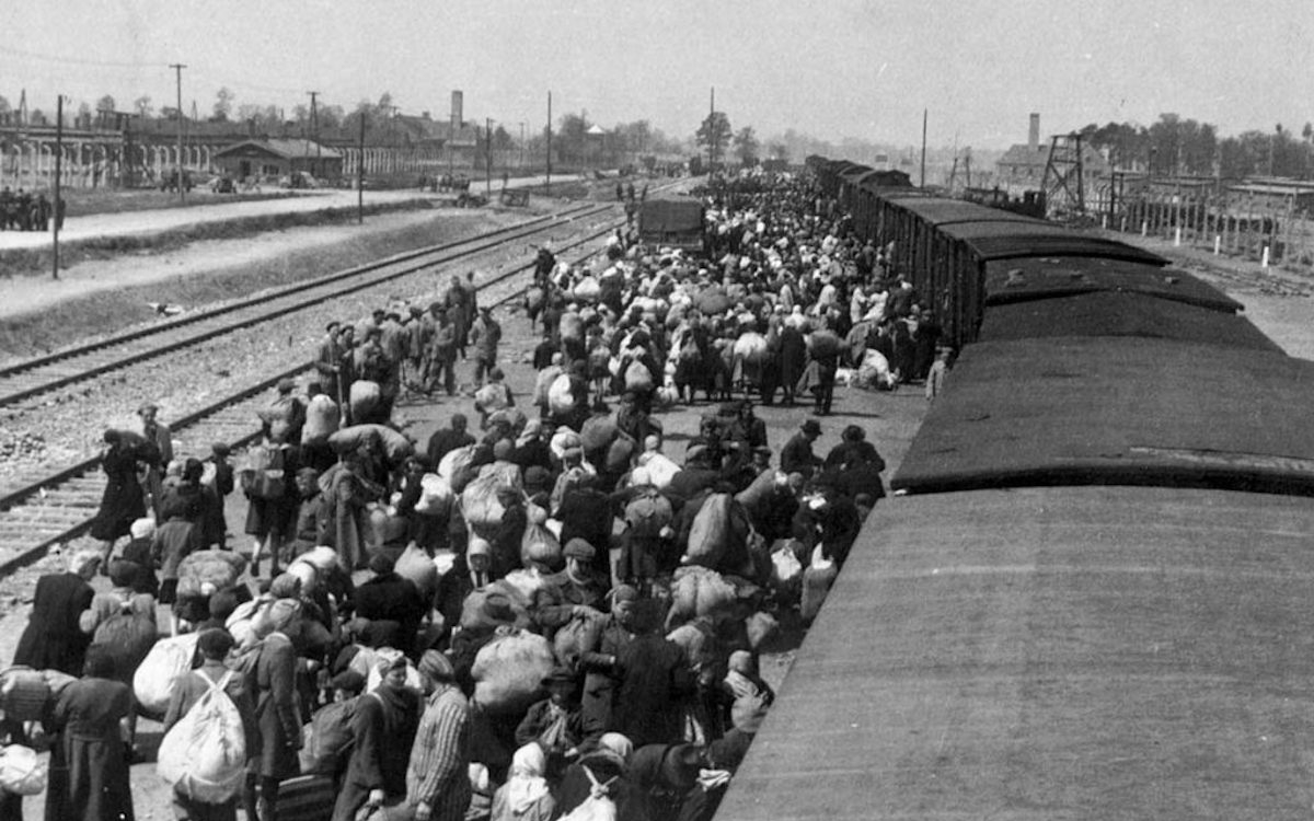Convoi de déportés arrivant au camp