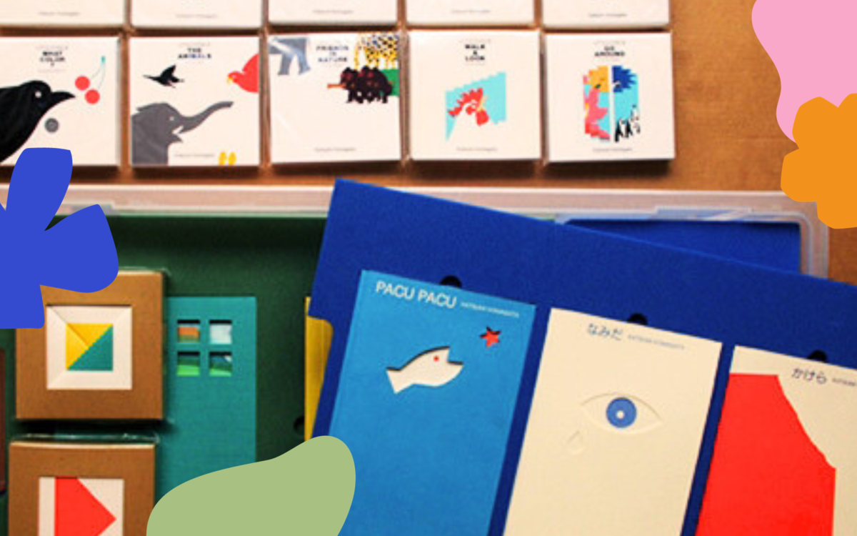 Livres de Komagata avec formes de couleurs