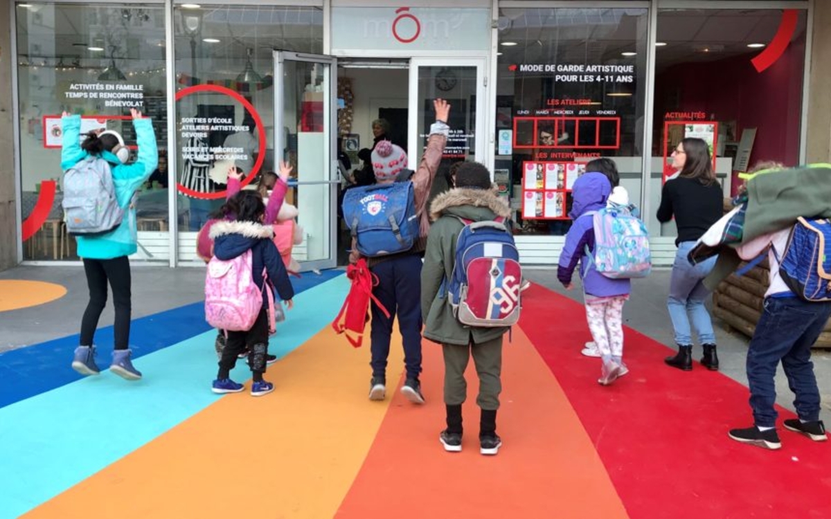 Enfants devant la vitrine de Môm'Frenay